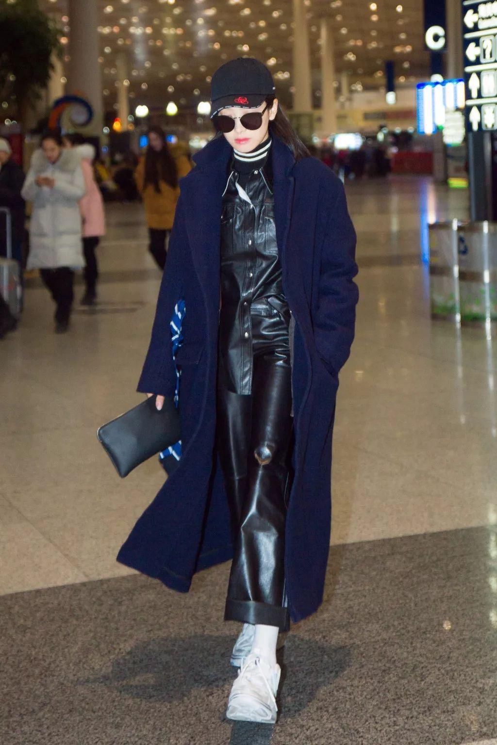 大衣和平底鞋才是秋冬里的“绝配”！舒适减龄还时髦，真叫人上头