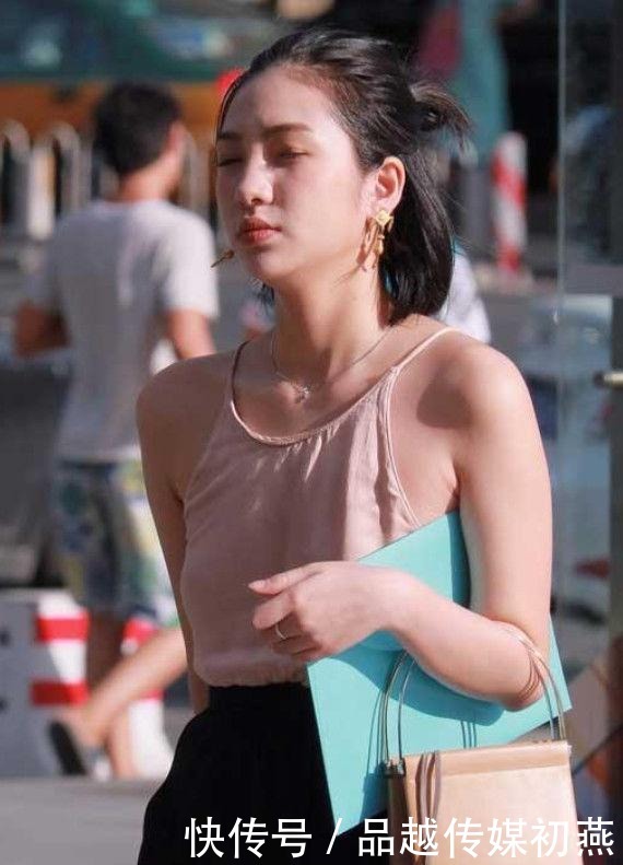 藏不住|高颜值女神时尚装扮有亮点,小吊带藏不住好身材