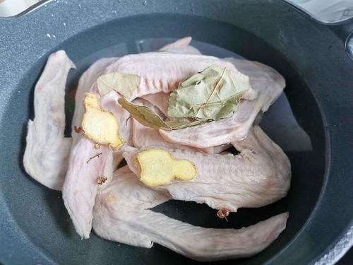 韩国游客在中国,这应该是穷人吃的吧中国网友这个不便宜