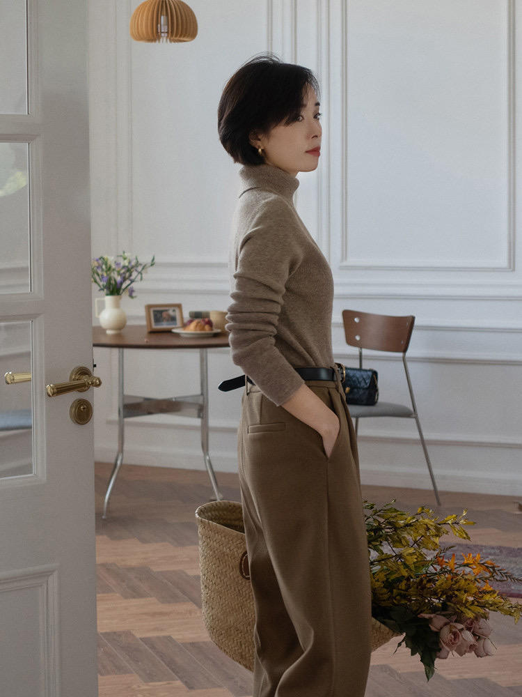 穿搭|这个冬天一定要拥有一件羊毛衫,搭配棕色西装裤,简直不要太美!