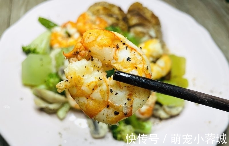 青笋|尹正没骗我 焖菜好好吃所有调料只有盐和黑胡椒,竟然这么好吃。