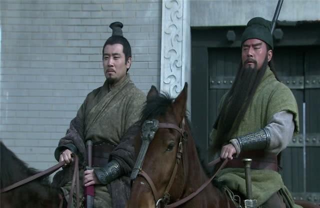 张飞|三个人打吕布，可以说已经很不要脸了，为何还称三英战吕布