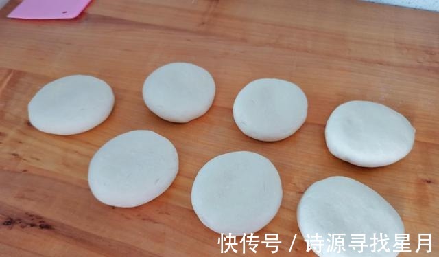 烙白饼有技巧，记住这个配方，出锅面香味浓郁、又酥又软又香！