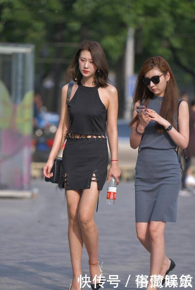 街拍时尚姐妹花，分别穿黑色与灰色连衣裙，休闲又不失女人味
