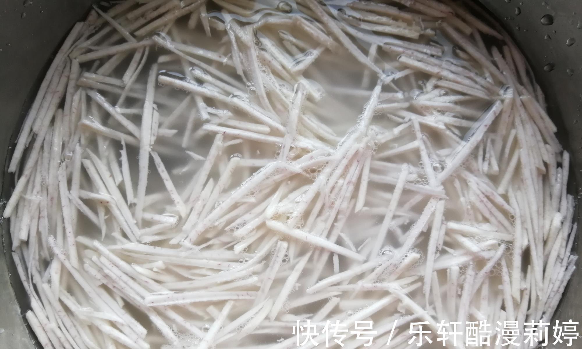 韭菜酱香芋头丝|九月,遇见这碱性蔬菜别手软,做法简单,营养极高,现在吃正当季