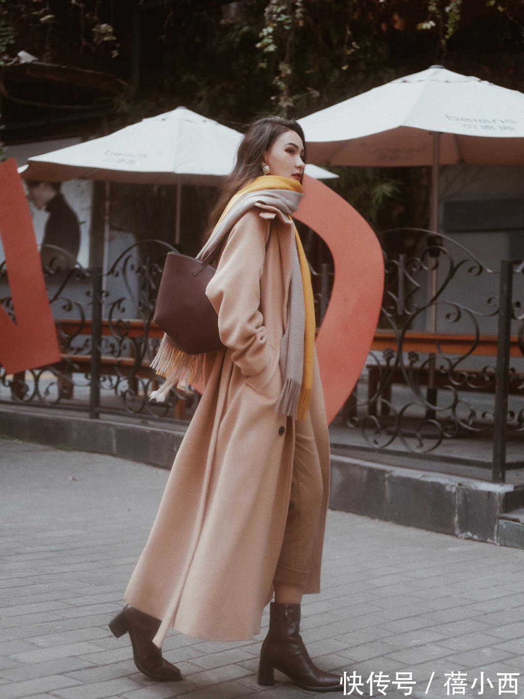 用力过猛|见过大场面的女人，秋冬都喜欢穿“大地色大衣”，时髦高级又大气