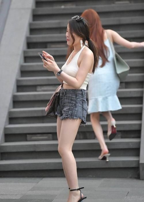 吊带|白色吊带热裤美女,气质太好街头最美#时尚穿搭# #时尚街拍#