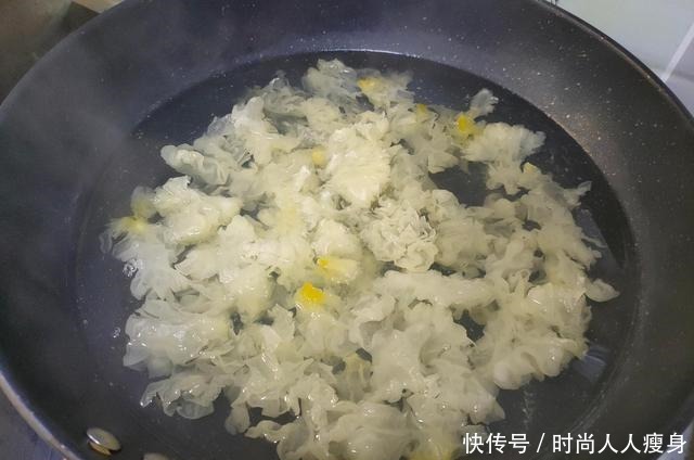 银耳秋梨汤|天气转凉,遇上这碱性水果别错过,煲汤喝润肺降燥,现在正当季