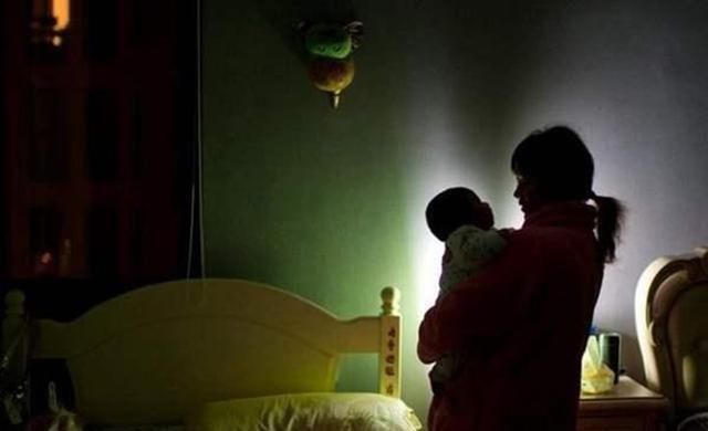 宝宝|哄宝宝睡觉，新手爸妈容易踏入这四个误区，早知道早改正