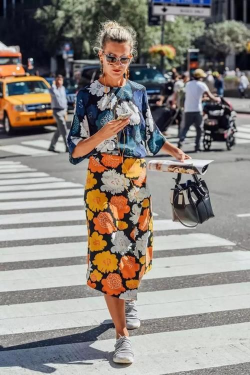 仙女裙+运动鞋=今年最潮穿法，不挑年纪不挑身材，谁穿谁好看