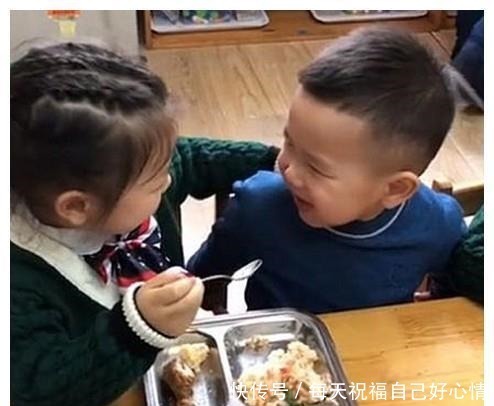 脑门|可爱,龙凤胎宝宝共吃一份饭,姐姐吹凉了喂弟弟,弟弟顶脑门感谢