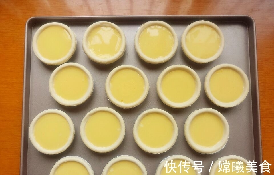2个鸡蛋加点牛奶,教你自制懒人蛋挞,外酥内嫩,味道秒杀kfc