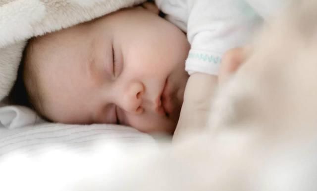 小月龄|趴在妈妈胸前不知道找什么,想打又不舍得打,画面温馨伴随着搞笑