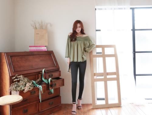 上衣|嫣然巧笑孙允珠暗绿色性感露肩透视雕花上衣修身显瘦紧身裤