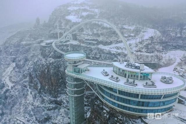 老年|山东迎牛年初雪：空中视角看淄博潭溪山秒变“童话世界”