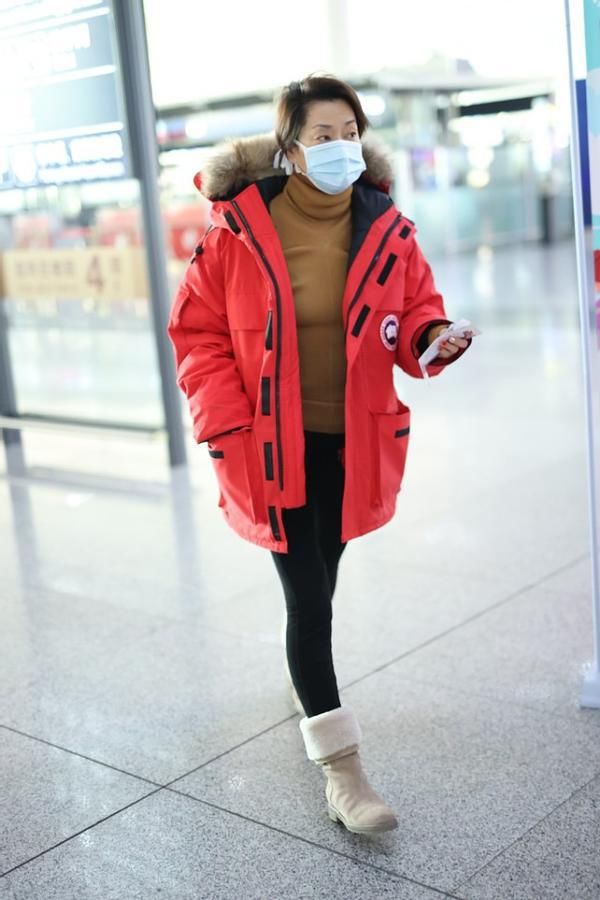 奔六的毛阿敏也老了，防风羽绒服配鲨鱼裤，不见歌坛大姐大风范