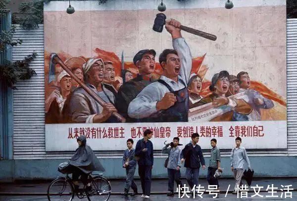 年画@老照片:70年代初,只有书店才卖年画,大碗茶是蓝边碗