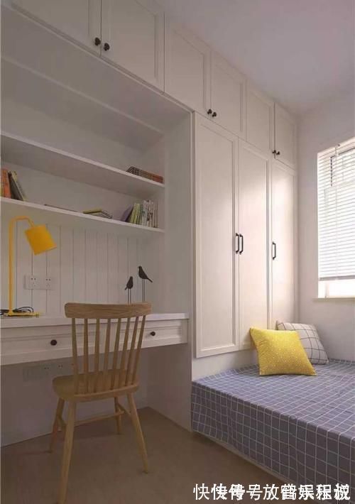 卧室|卧室别再靠床头装书桌了,换个位置省空间又美观,早知我也这么装