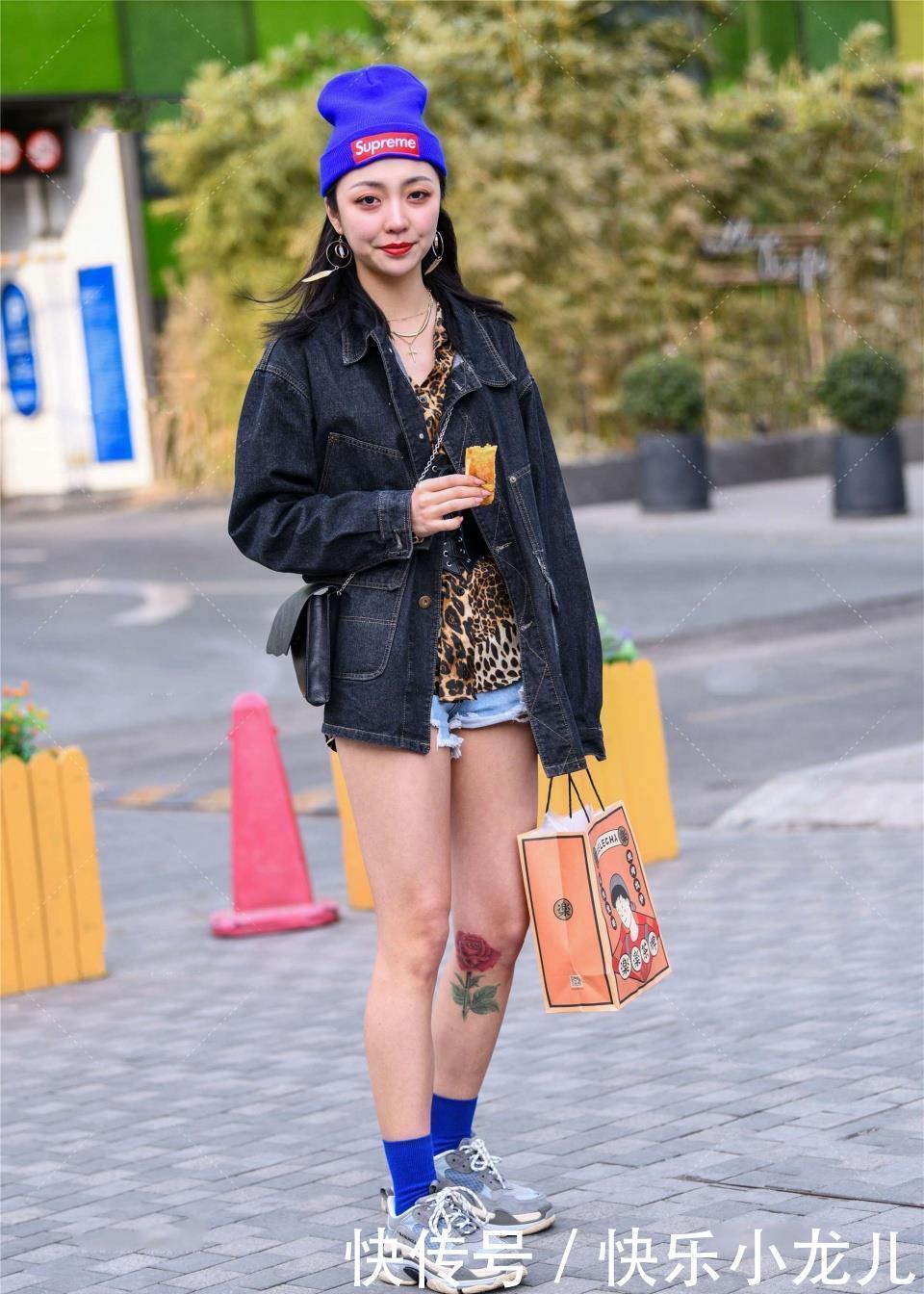 性感|小姐姐爱穿紧身裤，搭配露脐浅色短袖，尽显成熟女人味！