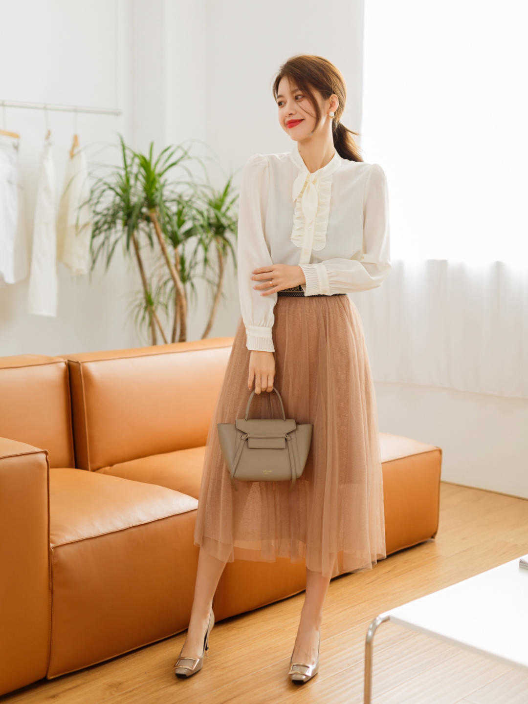 马丁靴 女生秋冬穿风衣时,不管高矮,搭配这些鞋子,照样很高级