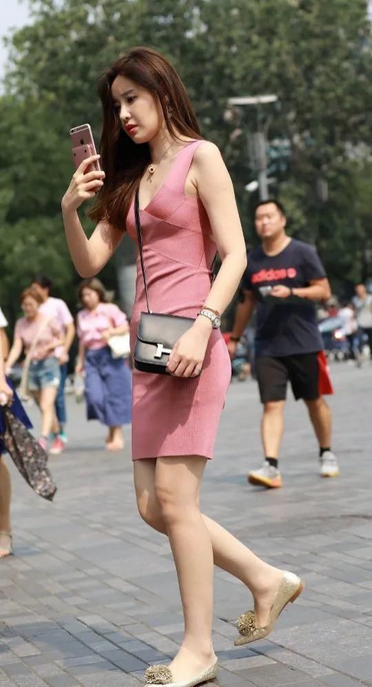 粉色连衣包臀裙搭配金色平底鞋,娇小柔媚大气迷人