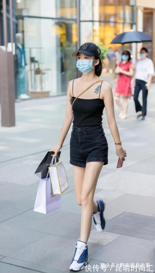 小姐姐 牛仔短裤如何搭配才时髦又洋气?这8套穿搭示范可以看看