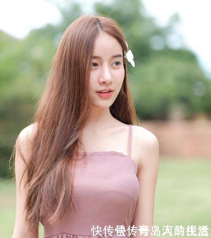 小仙女|街拍:稳重而典雅气质的美女,凹凸曼妙,简单舒适美成了小仙女!