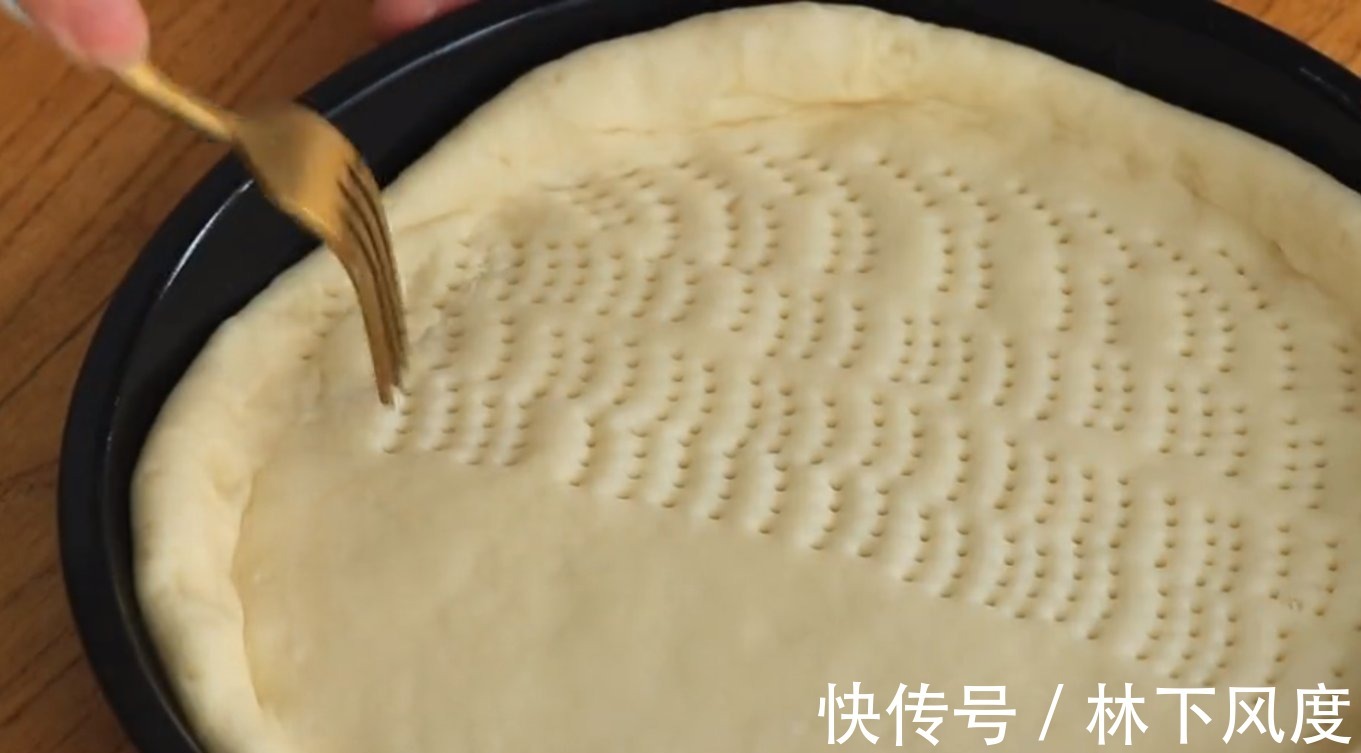 想吃披萨不用出去买,自己在家做,15块钱成本,做一次吃半月不坏