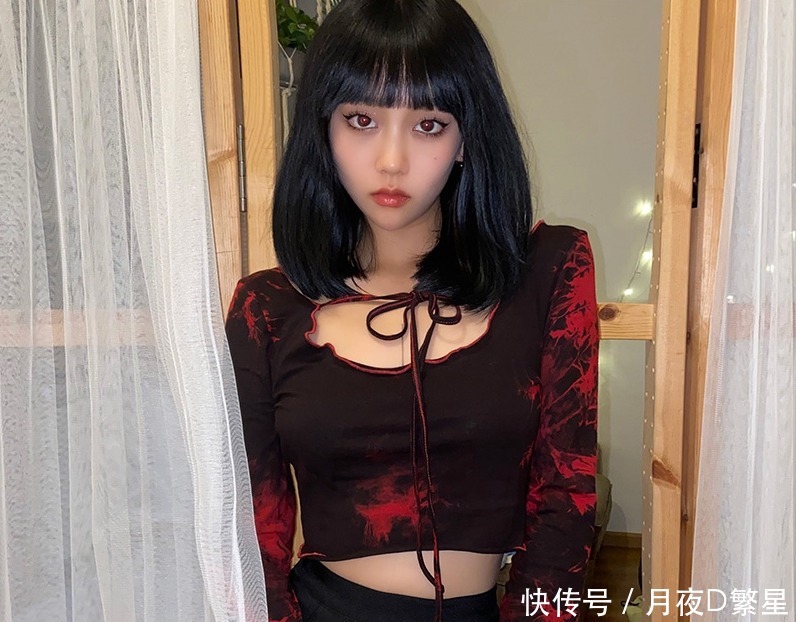 连衣裙露出丰满线条,显瘦又凸显气质,清甜佳人