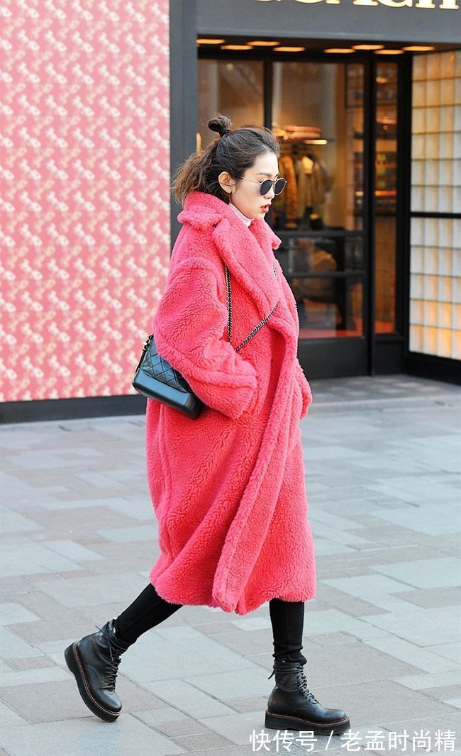 大衣 街拍:美女演绎短靴配大衣,款款漂亮