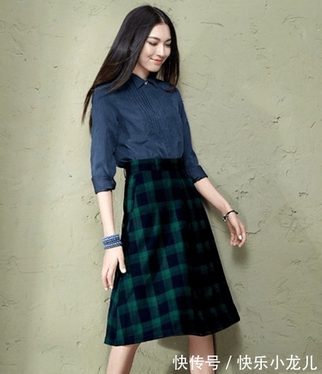 衬衫搭配 纯色衬衫搭配A字裙,是校园里最常睹的修饰
