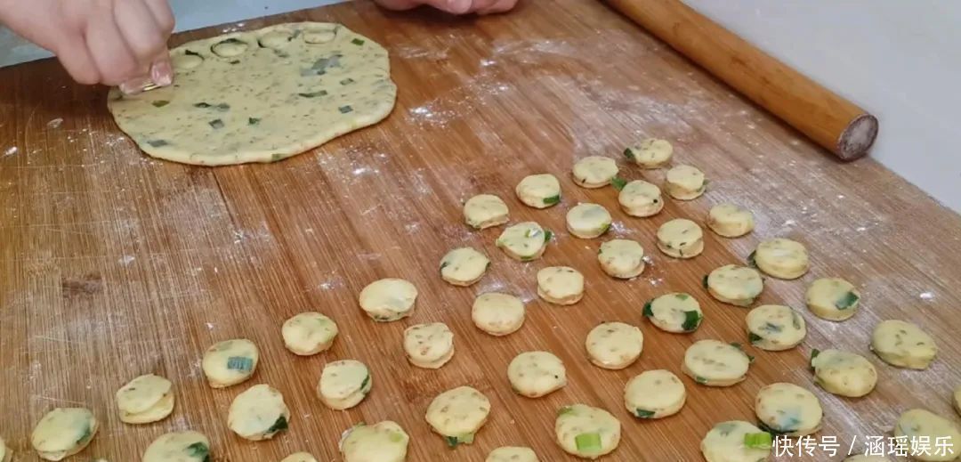 早餐别吃包子了,面粉中加2个鸡蛋,不蒸馒头不烙饼,出锅太香了