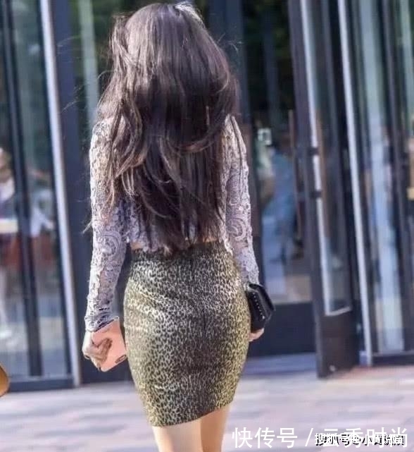 街拍:小姐姐的小腿肌肉很发达,网友:热爱健身,也要有个度吧?