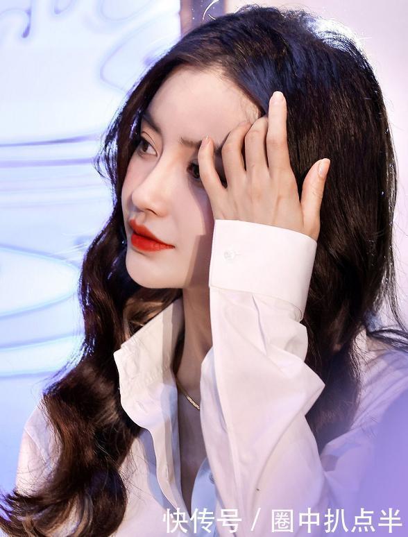 杨颖生图曝光颜值崩盘,越来越像刘晓庆,网友:都是医美惹的祸