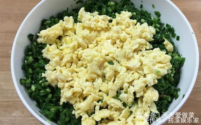 韭菜烙盒子,这么做饼皮不干不硬特柔软,鲜香又入味,真解馋
