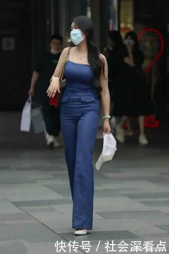 还在穿小黑裤你out了,刘雯都在穿“托腹裤”,时髦又显瘦!