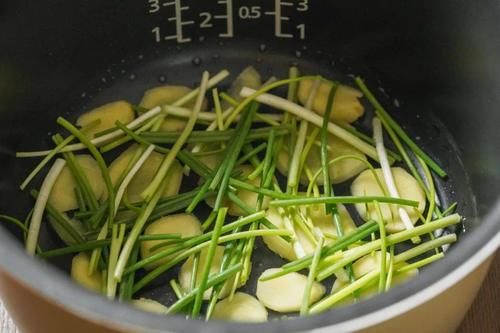  这道超简单的电饭煲焖鸡，外皮油韧，肉质酥烂，真的超下饭