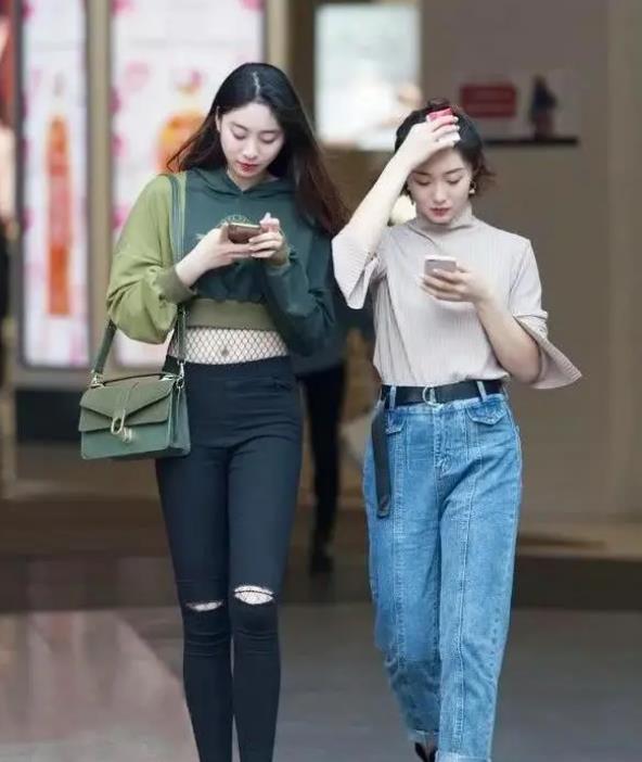 淡红色|街拍:气质端庄典雅的姑娘,淡红色连衣裙简约又显落落大方