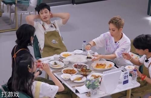 全员干活唯独姚安娜玩手机,连黄晓明讲话都忽视,这是有多大牌?