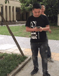 |搞笑GIF段子:妹子,这狗粮没撒好啊