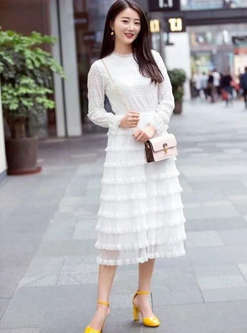 美女模特：搭配一双绑带高跟，气质瞬间变得优雅！