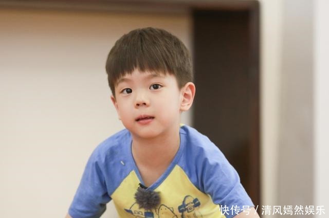 小男子汉 杜江与嗯哼冲浪曝光,嗯哼右脚边的东西却惹争议,该不该佩戴