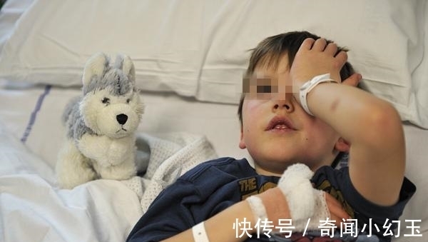 妈妈|5岁男孩死也不去医院, 被妈妈打骂后, 他指了下抽屉, 妈妈瞬间大哭