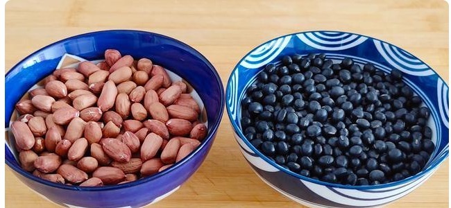 黑豆花|81岁奶奶吃了30年的黑豆花生养生法,调补气血又乌发,越吃越精神