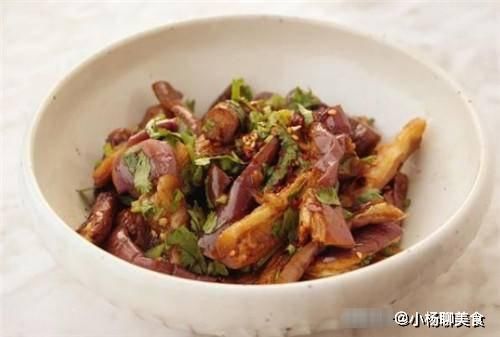凉拌汁|茄子不油腻吃法，不炸不炒不费油，清爽下饭，家里茄子都不够吃