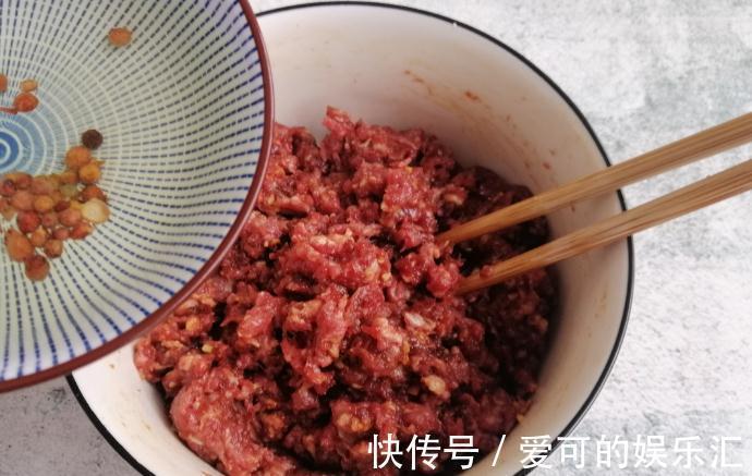 调牛肉馅,记住“一个窍门”,调好后鲜嫩多汁,包包子喷香好吃