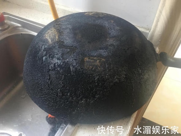 铁锅用久了，发黑还粘锅教你养锅技巧，旧锅也油光发亮，不粘锅