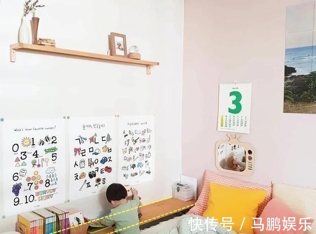 小卧室早该舍弃床头柜,靠墙塞15公分宽薄柜,收纳何止多出2倍