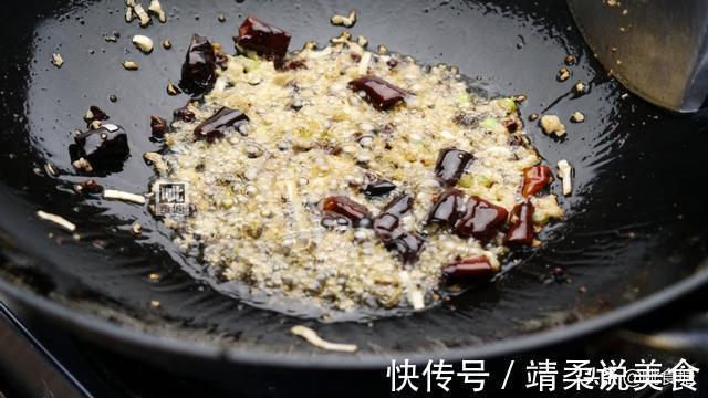 新手必学的干煸豆角,多加一样料比饭店的还好吃,香辣过瘾很下饭