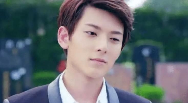 陈翔入职母校当老师，现场签约照曝光，网友：教师门槛那么低吗？